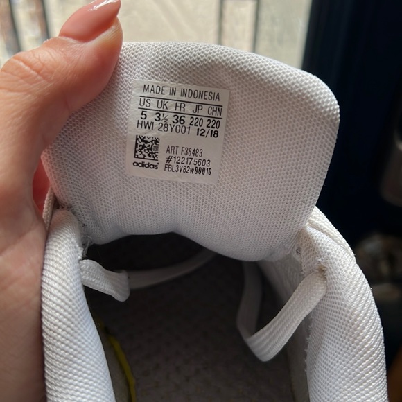 Ladies black and white classic adidas - Picture 4 of 6